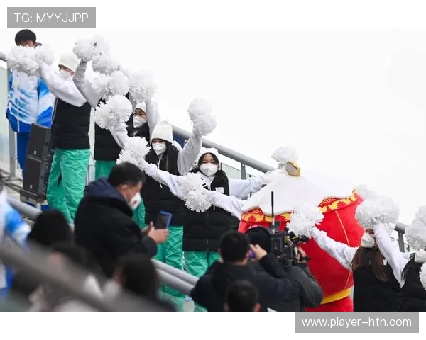 赛场边的无声交流:车手以动作比划跨越国界,精彩动作为最好沟通 赛场边的无声交流:车手以动作比划跨越国界,精彩动作为最好沟通